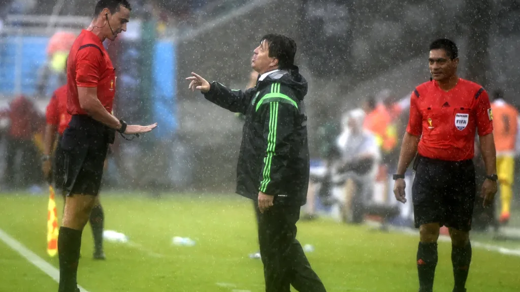 Trenér Mexika Miguel Herrera vyčítá rozhodčím chyby v utkání s Kamerunem