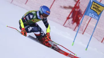 Mikaela Shiffrinová na trati obřího slalomu v Söldenu