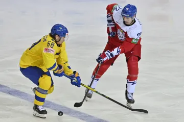 Victor Olofsson a Filip Chytil proti sobě