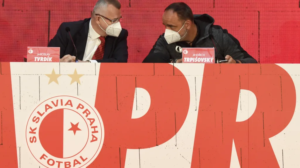 Zleva předseda představenstva Slavie Jaroslav Tvrdík a trenér Jindřich Trpišovský 