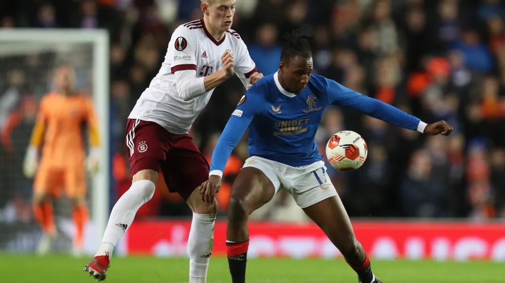 Sparťan Filip Panák (vlevo) v utkání na stadionu Rangers FC