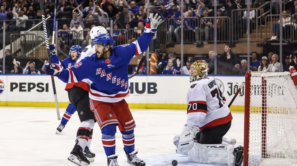 Hokejisté Rangers slaví gól do sítě Ottawy