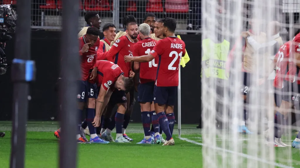 Fotbalisté Lille oslavují gól v síti Slavie