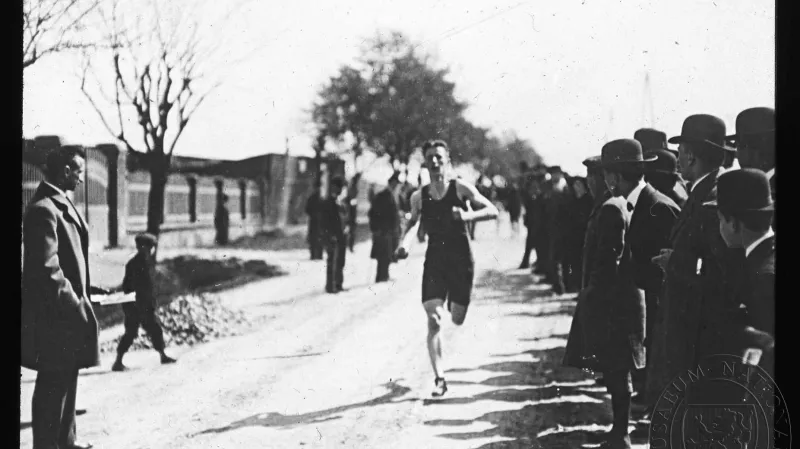 Karel Tocl finišuje v roce 1914 slavné Běchovice