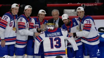 Američané převzali trofej pro mistry světa