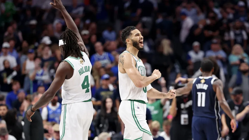 Basketbalisté Bostonu Jrue Holiday a Jayson Tatum slaví výhru nad Dallasem