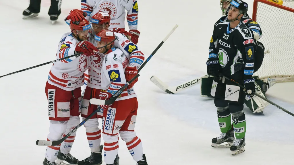 Hokejisté Třince se radují z gólu v síti Mladé Boleslavi