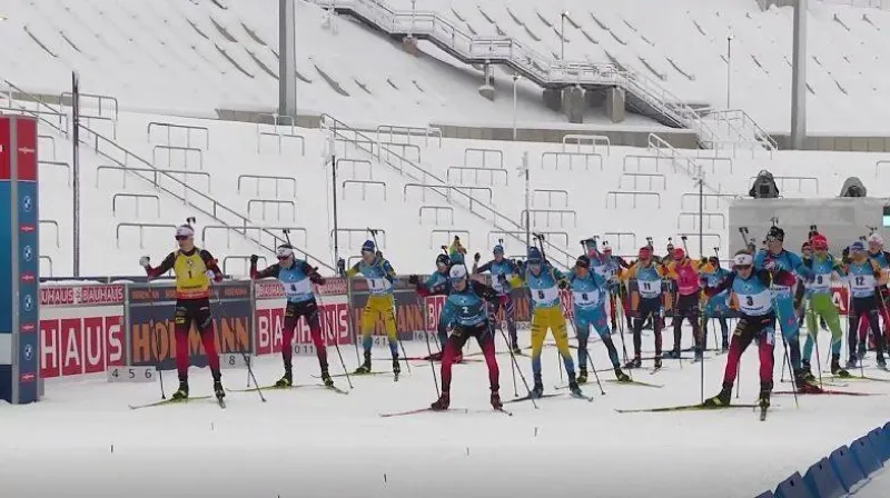 Sestřih závodu mužů s hromadným startem v Oberhofu