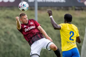 Pavel Kadeřábek ze Sparty a Aliou Diao z Opavy (zleva)