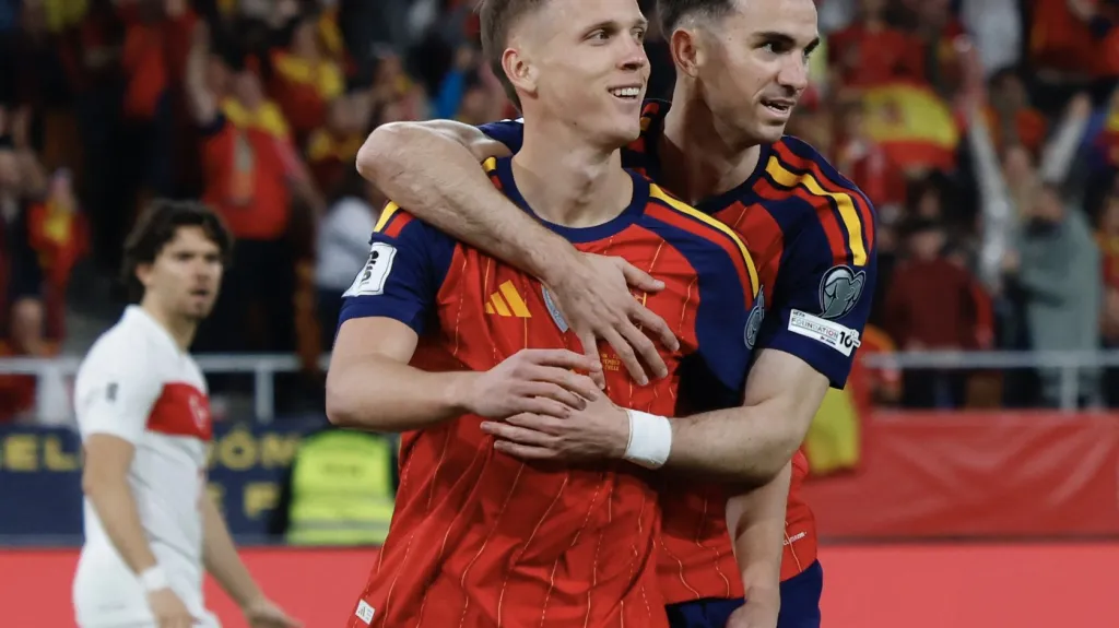 Dani Olmo slaví gól s Fabiánem Ruizem