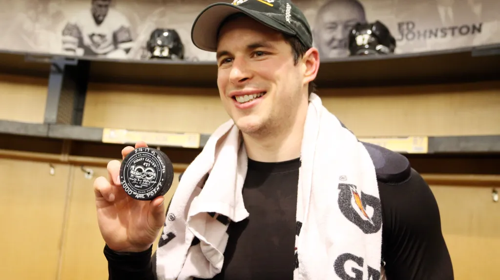 Sidney Crosby s pukem, kterým zaznamenal 1000. bod v NHL