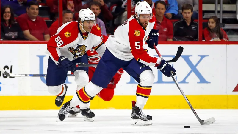 Aaron Ekblad je v týmu Floridy spoluhráčem Jaromíra Jágra