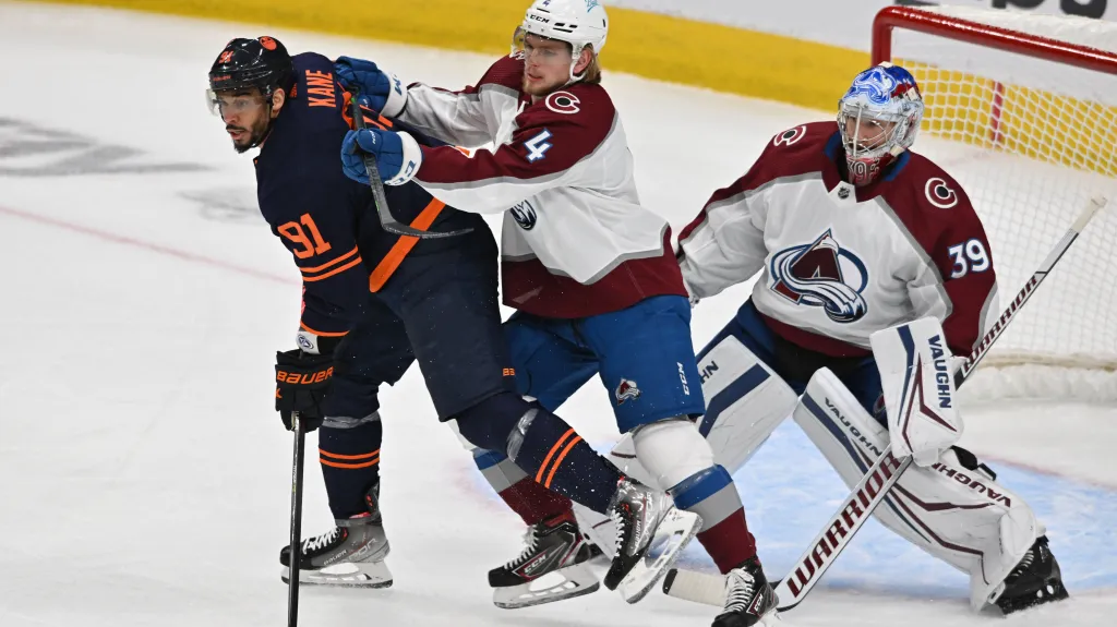 Brankář Colorada Pavel Francouz (vpravo) v utkání v Edmontonu