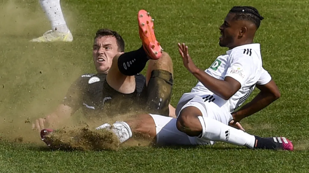 Jakub Klíma z Hradce Králové (vlevo) a Jean Mangabeira z Karviné