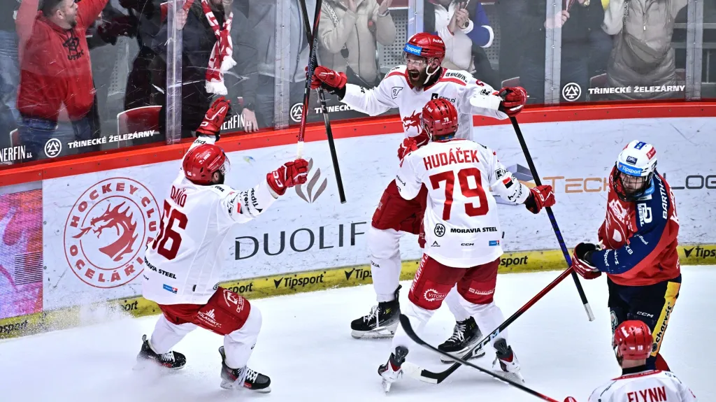 Třinecký obránce David Musil po trefě Pardubicím