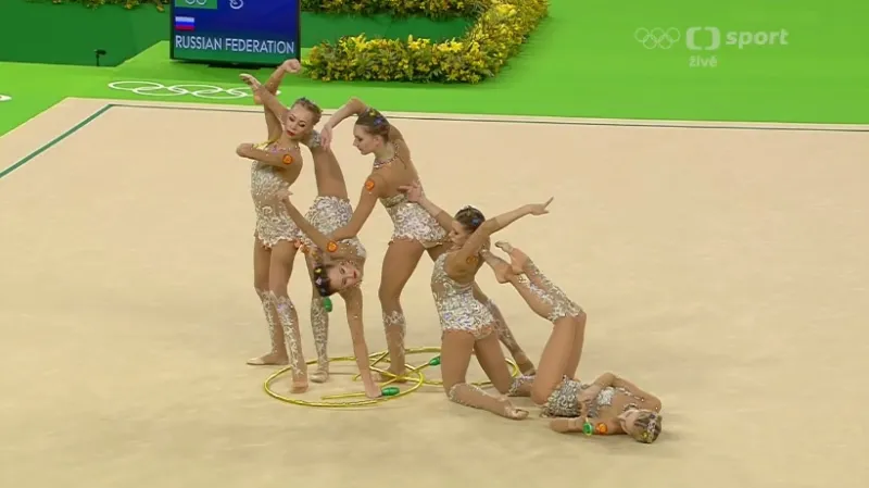 Finálové cvičení ruských moderních gymnastek s kužely a obručemi