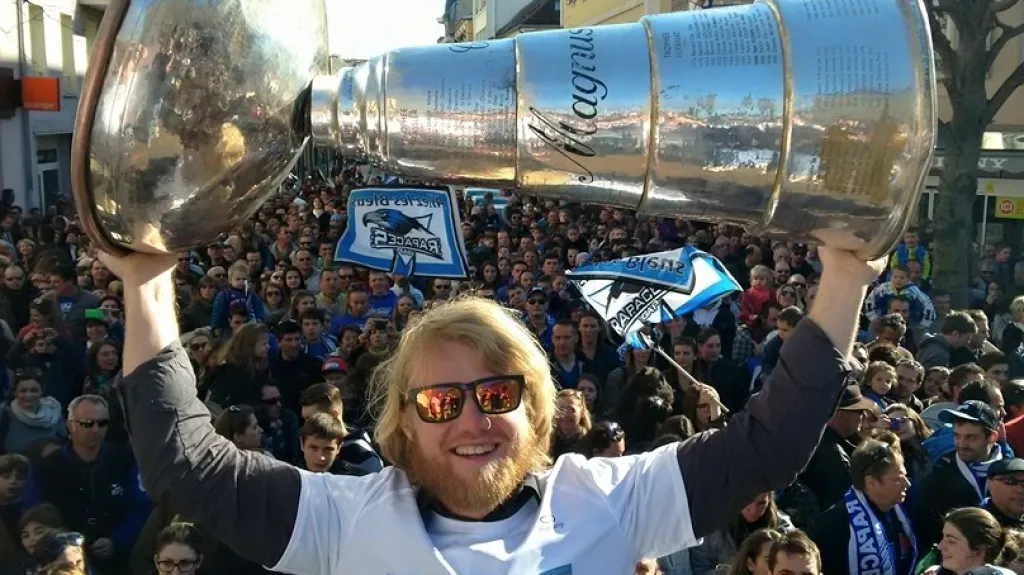 Roman Vondráček s pohárem pro vítěze francouzské ligy