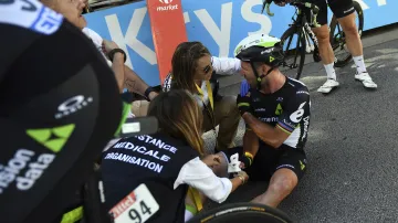 Mark Cavendish si ohmatává poraněnou ruku