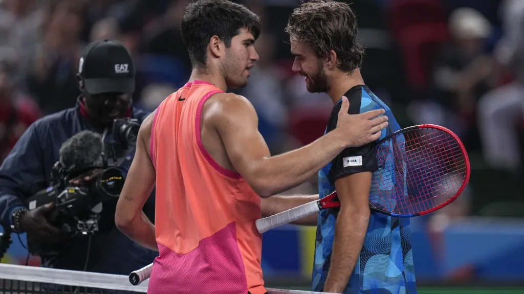 Carlos Alcaraz gratuluje Tomáši Macháčovi