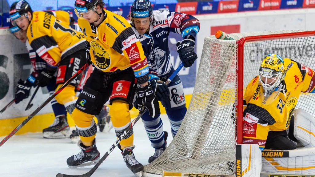 Litvínovský bek Patrick Kudla si chrání puk u branky Jaroslava Januse