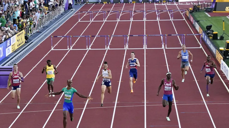 Santos zvítězil ve třetím nejrychlejším čase všech dob