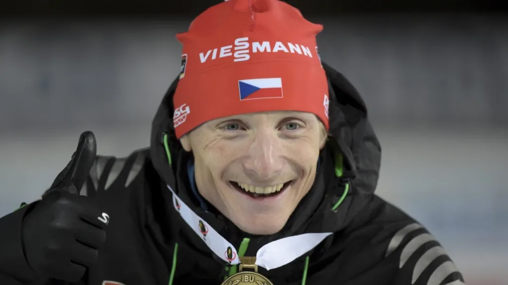 Ondřej Moravec s bronzovou medailí z MS v Kontiolahti