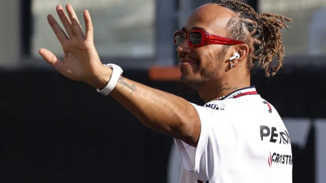 Lewis Hamilton bude od roku 2025 jezdit v barvách Ferrari