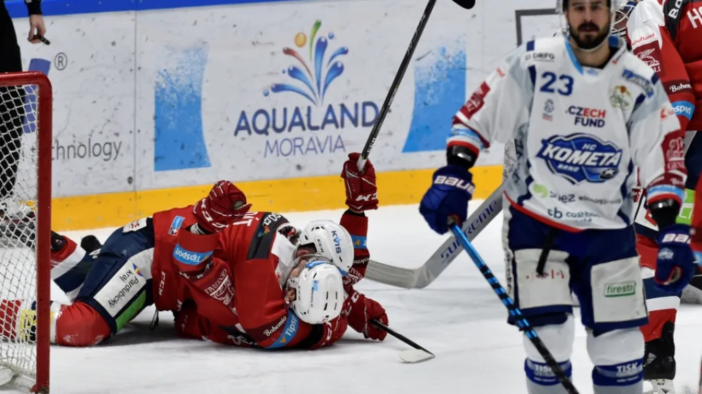 Hokejisté Pardubic se radují v utkání proti Kometě