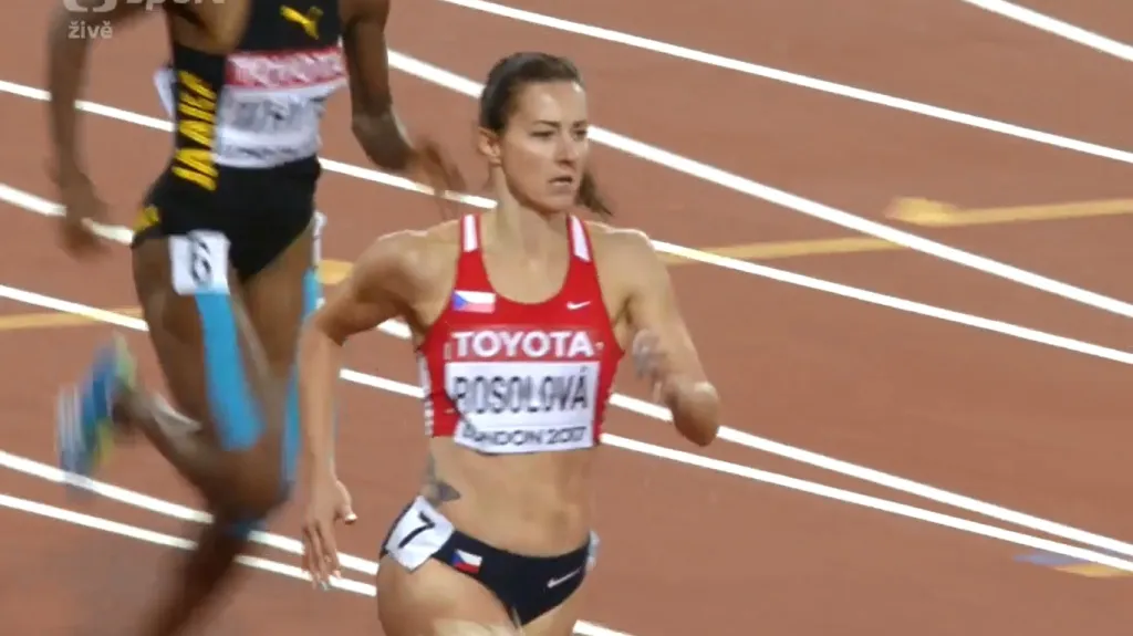 Semifinálový běh Denisy Rosolové v závodě na 400 metrů překážek