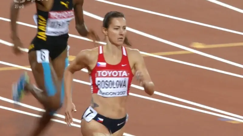 Semifinálový běh Denisy Rosolové v závodě na 400 metrů překážek