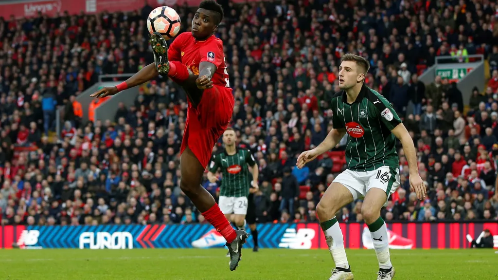Liverpoolský záložník Sheyi Ojo v duelu FA Cupu proti Plymouthu