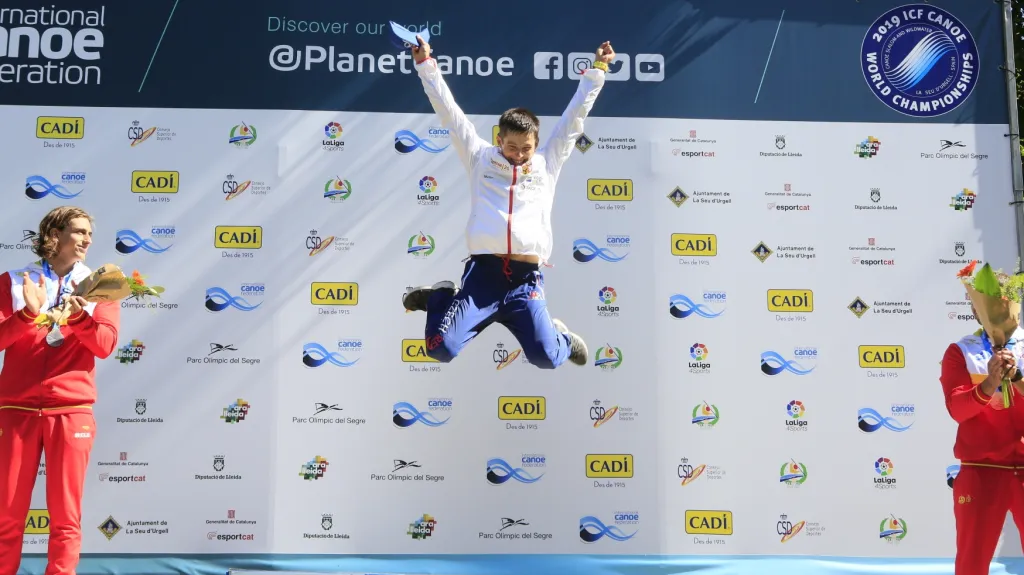 Euforie Jiřího Prskavce na stupních vítězů po závodě mistrovství světa