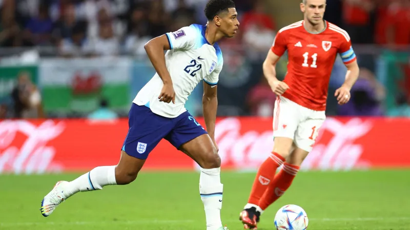 Angličan Jude Bellingham (vlevo) a Gareth Bale z Walesu