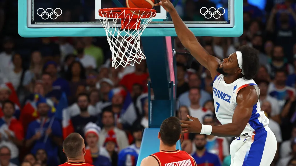 Francouz Guerschon Yabusele smečuje do koše v utkání s Německem