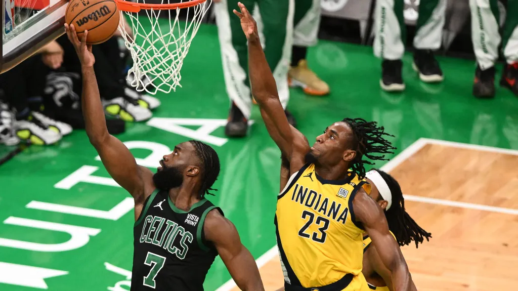Jaylen Brown z Bostonu v akci v utkání s Indianou