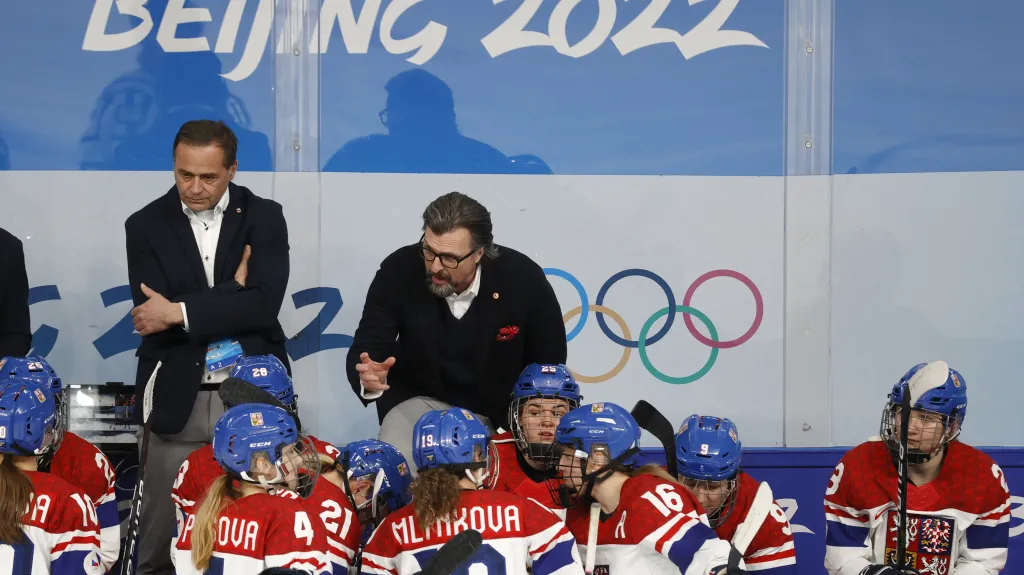 Trenér české ženské reprezentace Tomáš Pacina promlouvá k hráčkám