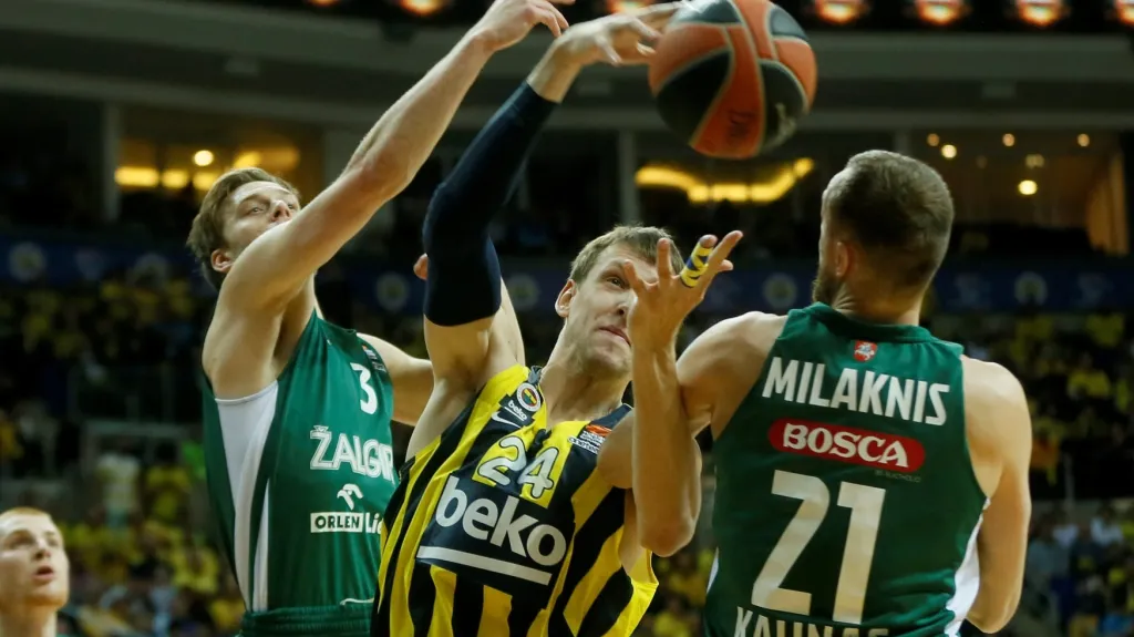 Jan Veselý z Fenerbahce v utkání s Žalgirisem Kaunas