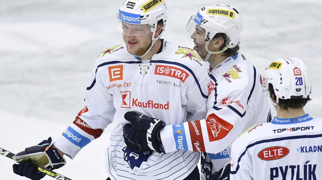 Kyle Wood přijímá gratulaci Jaromíra Jágra