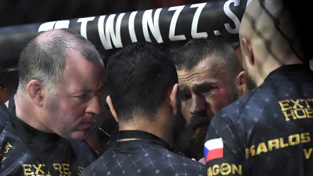 Karlos Vémola s týmem