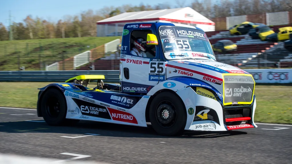 Automobilový jezdec Adam Lacko v závodě tahačů