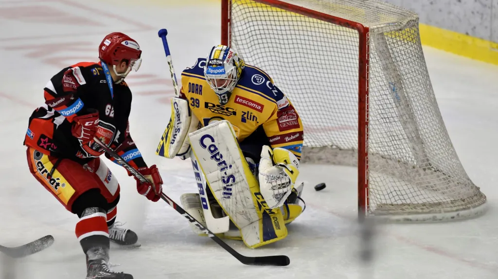 Hradecký Radek Pilař dává gól Liboru Kašíkovi z brejku