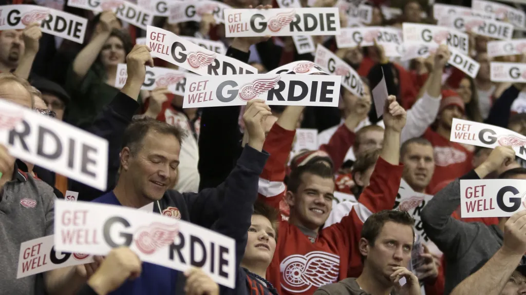 Fanoušci Detroitu ukázali sounáležitost s klubovou legendou Gordiem Howem, kterého nedávno stihla mozková příhoda