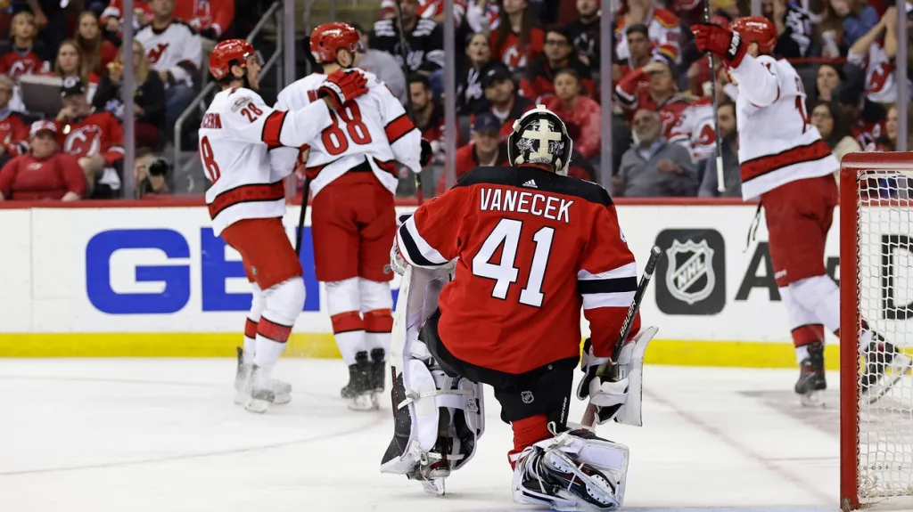 Martin Nečas z Caroliny (s číslem 88) se raduje z gólu v síti Vítka Vaněčka z New Jersey Devils