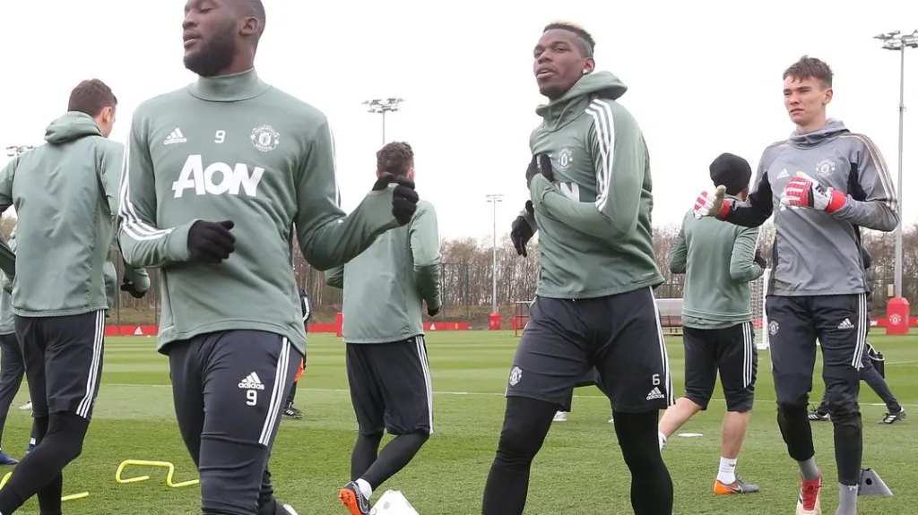 Brankář Matěj Kovář (vpravo) s Paulem Pogbou (uprostřed) a Romelem Lukakem na tréninku Manchesteru United