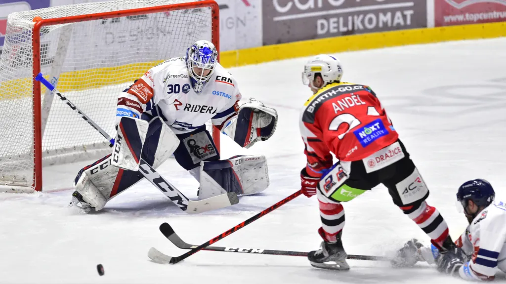 Vítkovický brankář Aleš Stezka čelí šanci pardubického Lukáše Anděla
