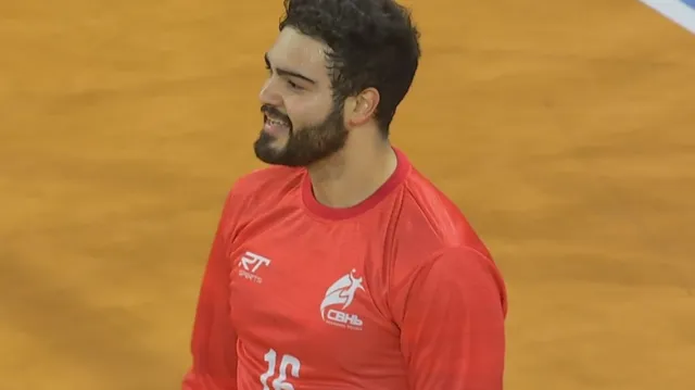 Úsměvný vlastní gól brazilského gólmana De Rosy