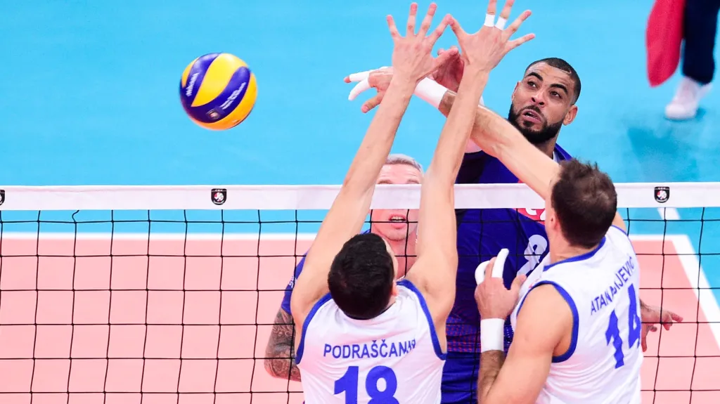 Hvězdný Francouz Ngapeth ubráněný dvojicí Podraščanin a Atanasijevič