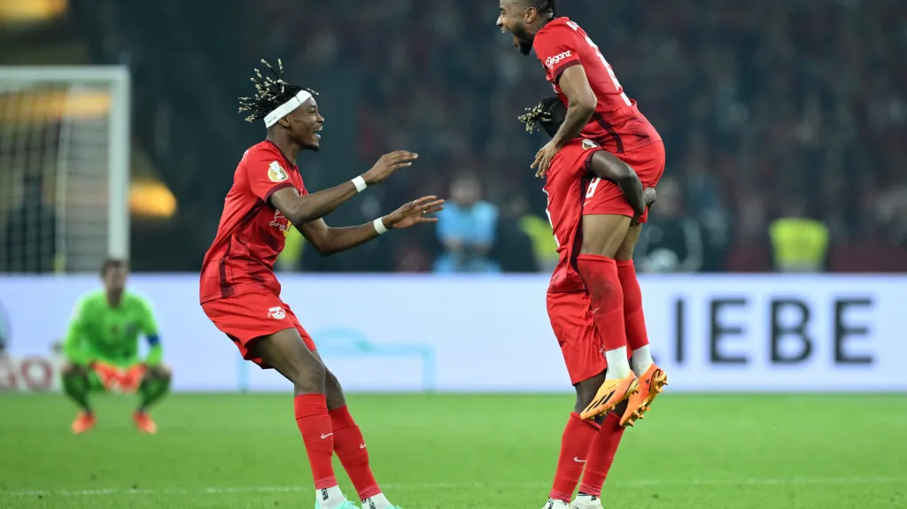 Fotbalisté Lipska oslavují vítězství v Německém poháru