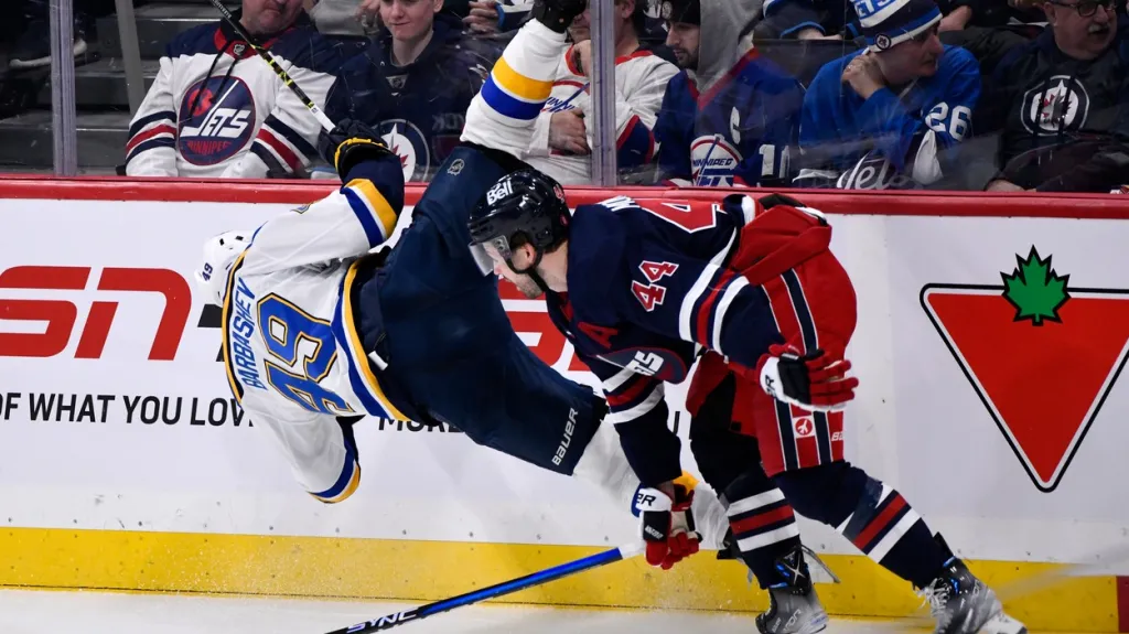 Josh Morrissey z Winnipegu hitoval soupeře ze St. Louis