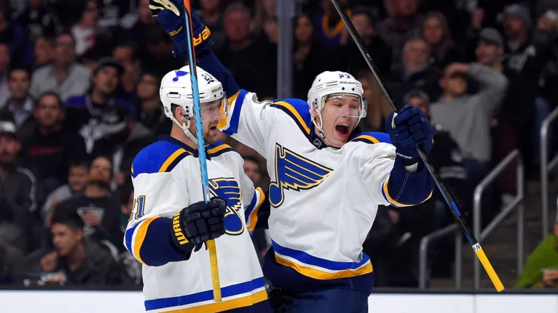 Dmitrij Jaškin (vpravo) se spoluhráčem Patrikem Berglundem